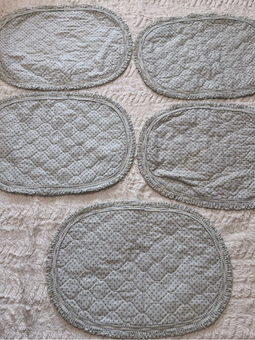 Vintage 70s Quilted Floral Ruffle Placemats Set of 5 Blue White Cottagecore - Picture 2 of 5